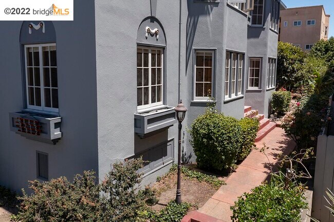 Building Photo - 828 Warfield Ave