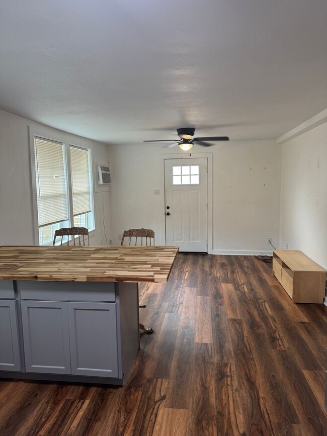 Foto del edificio - Cute 1/1 Apartment Near Downtown Bryan!