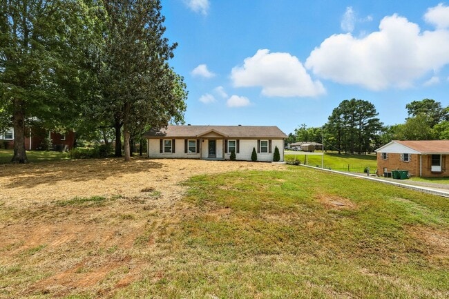Foto del edificio - Spacious 3 bedroom home with finished base...
