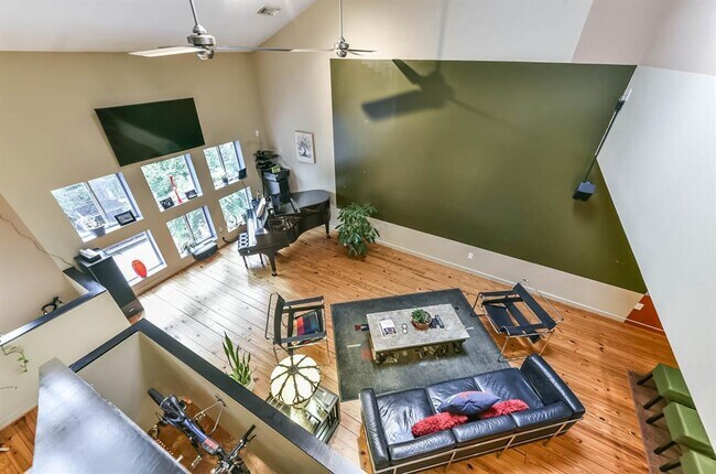 Building Photo - 925 Robin St