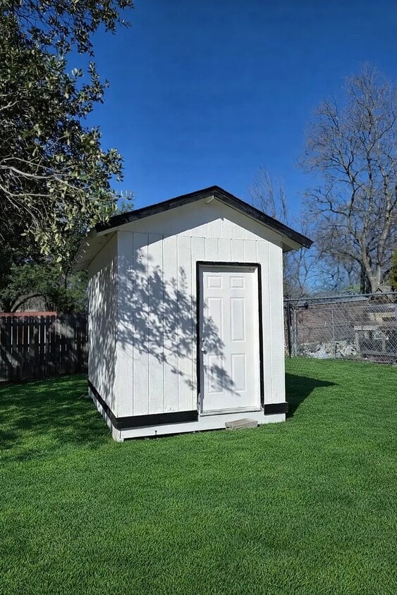 Building Photo - 5855 Castle Brook Dr