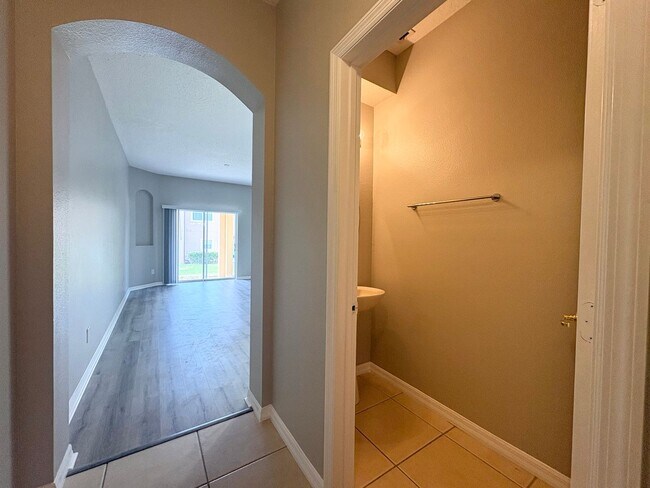 Foto del edificio - Gated 3B/2.5B Sanford Townhome ~ Fresh paint! ~ New flooring!