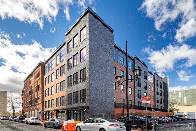 Building Photo - 289-293 Halsey St