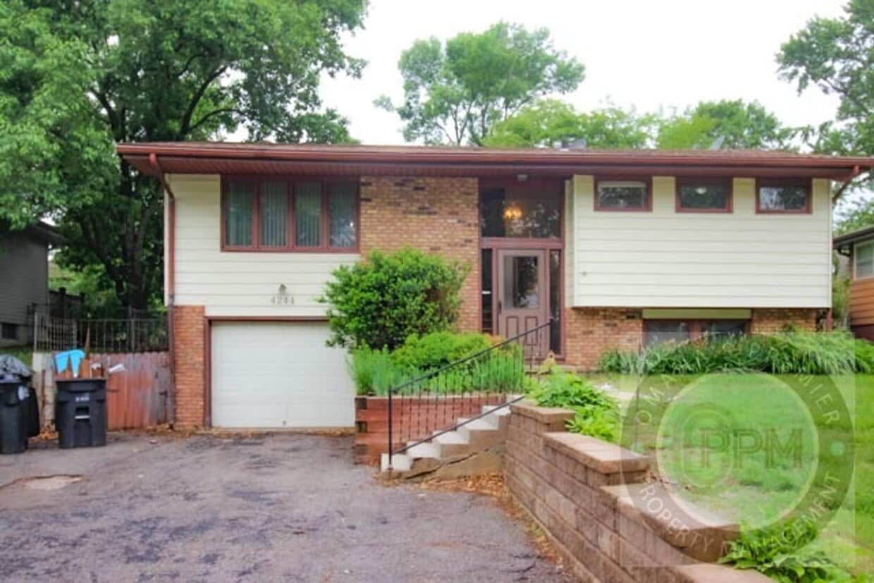 3 Bedroom 1.5 Bathroom Home Located Minutes from Westroads Mall - 3 Bedroom 1.5 Bathroom Home Located Minutes from Westroads Mall