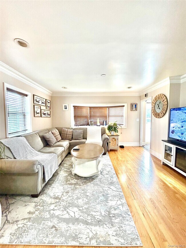 Foto del edificio - 745 S Oyster Bay Rd