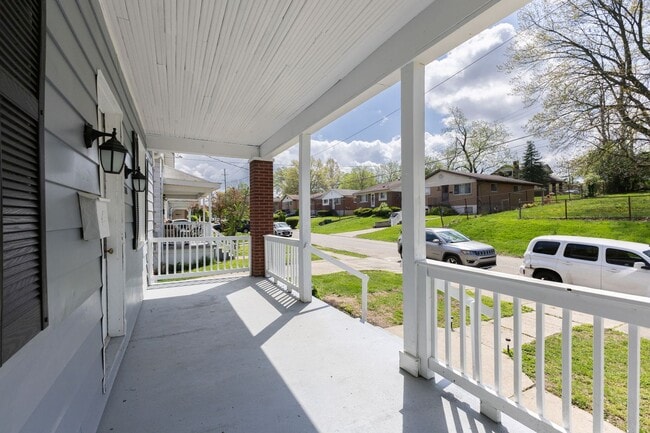 Photo - PRICE HILL - Stunning 4 bed 2 bath on quiet cul de sac street House