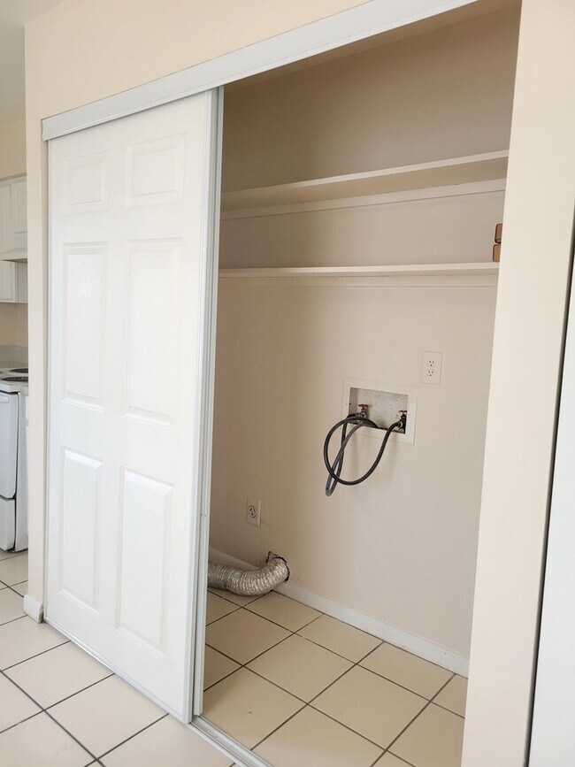 Foto del edificio - Two-Bedroom Apartment off Lake Howard