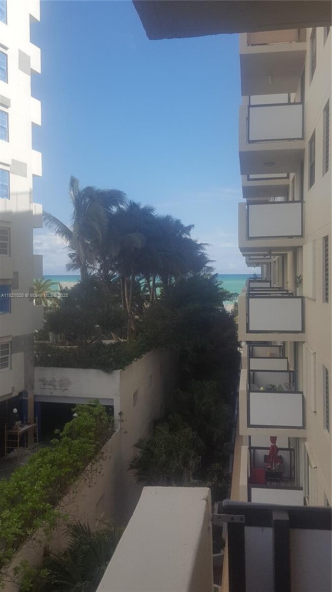 Building Photo - 1621 Collins Ave