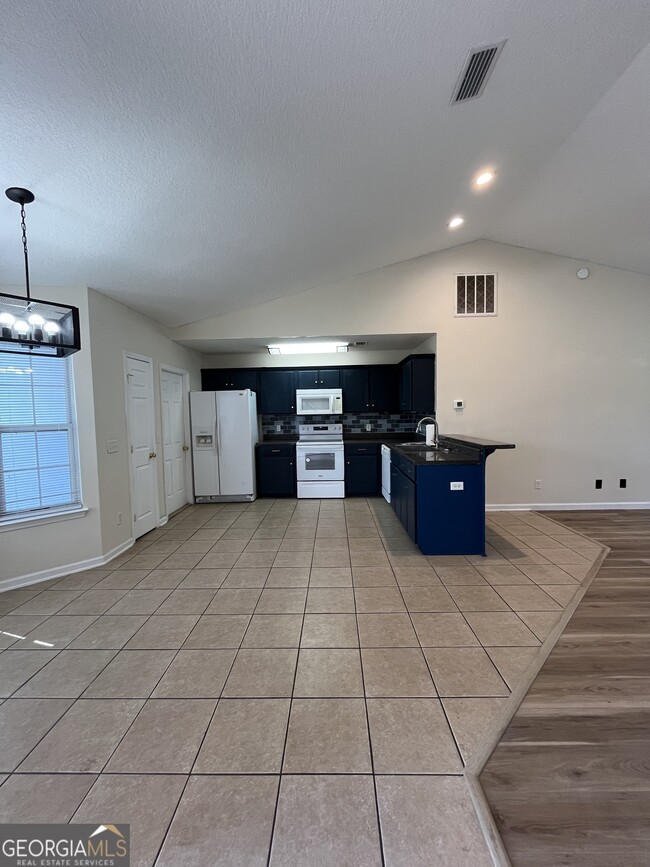 Building Photo - 207 Royal Palms Ave