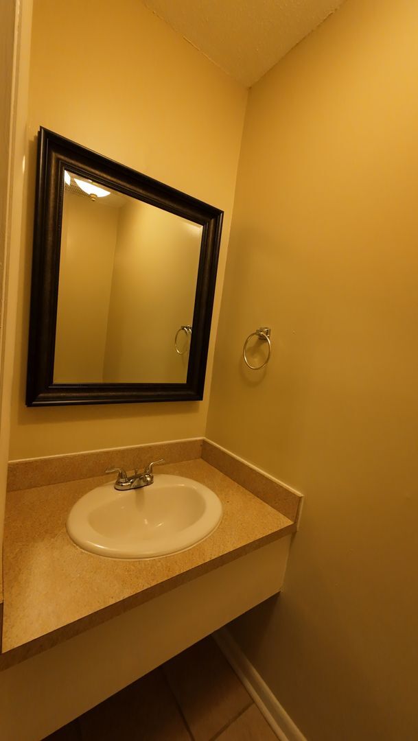 Building Photo - 1/1.5 Townhome in Springhill Place