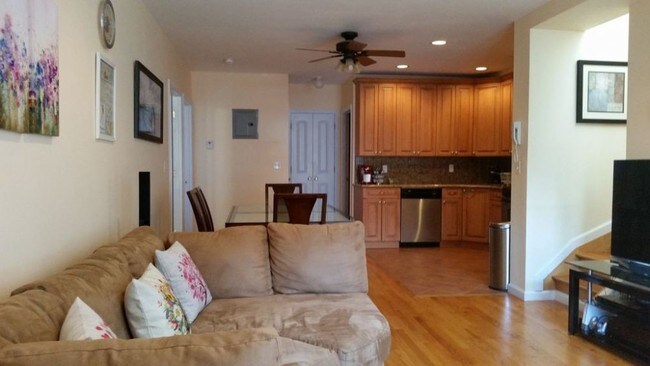 Foto del edificio - 1762 Benson Ave