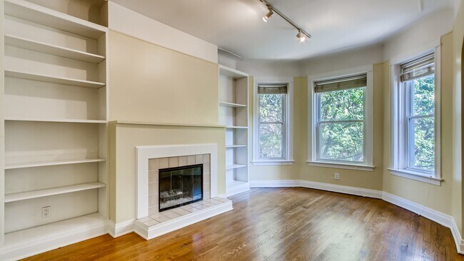 Building Photo - 609 W Wellington Ave