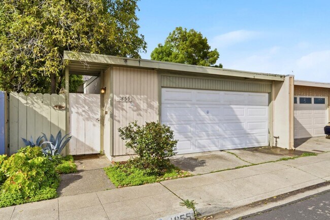 Foto del edificio - 1855 Forest Ct