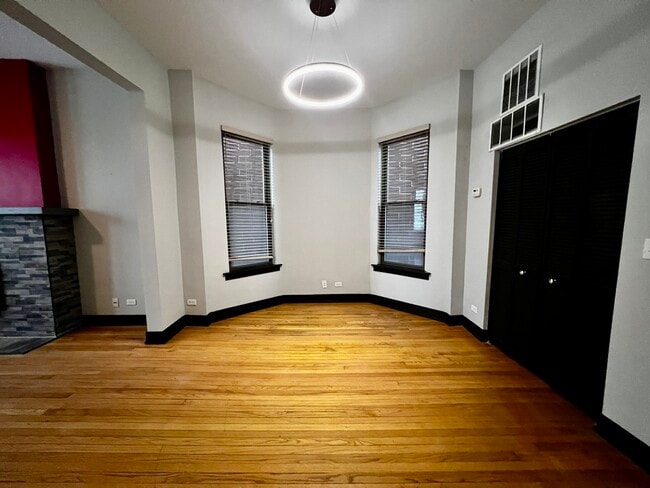 Building Photo - 1428 N Western Ave