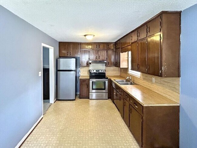 Building Photo - 4-Bedroom Home in a Convenient Location / ...