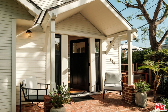 Foto del edificio - 866 N Doheny Dr