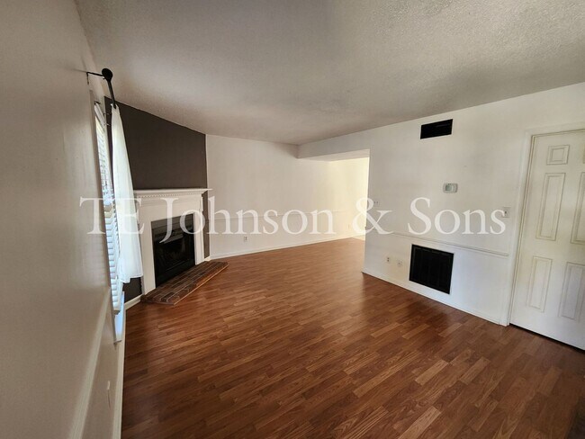 Foto del edificio - Stylish Townhome with Ensuite Baths & Comm...