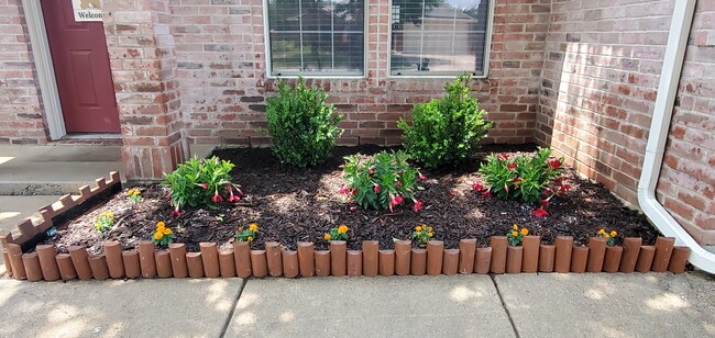 flower beds - 1016 Mockingbird Dr