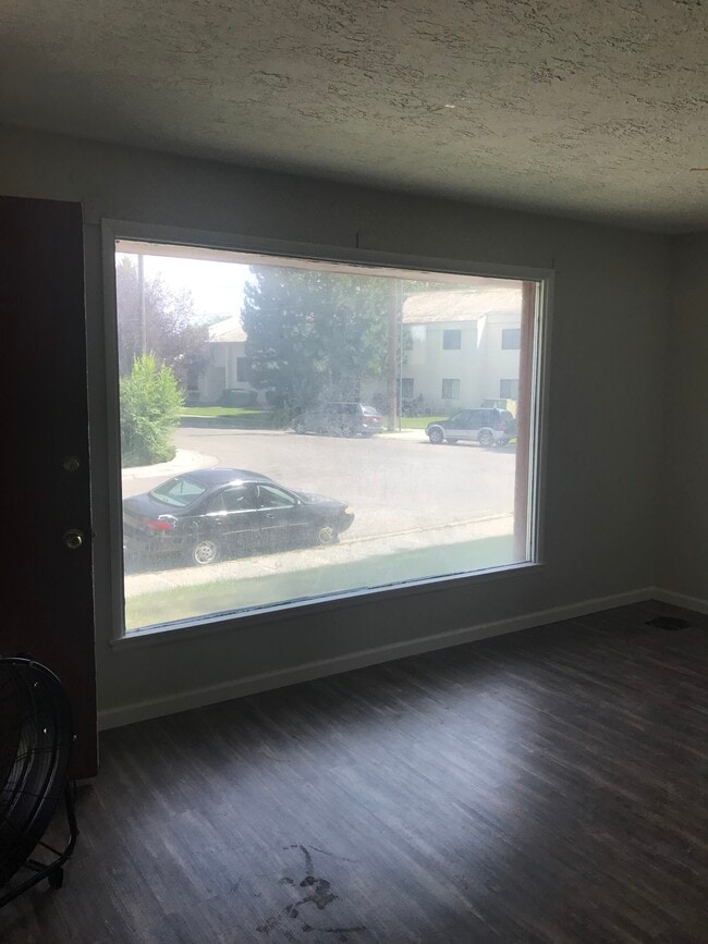 Building Photo - 690 Holbrook Drive