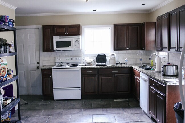 Foto del edificio - 3212 Waits Avenue
