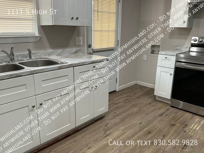 Building Photo - Two Bedroom One Bath Duplex Apartment in B...