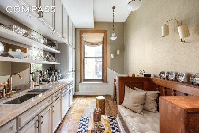 Building Photo - 22 W 70th St