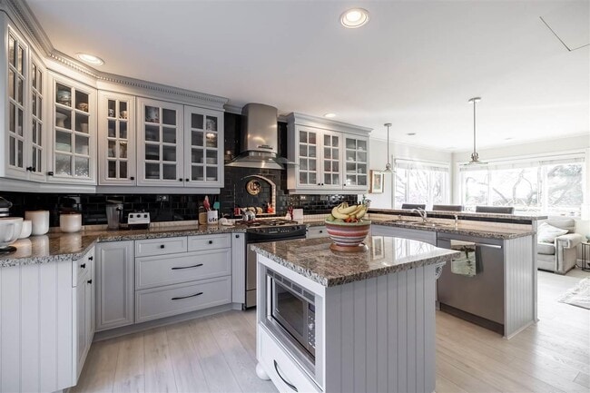 Photo du bâtiment - 15529 Semiahmoo Ave