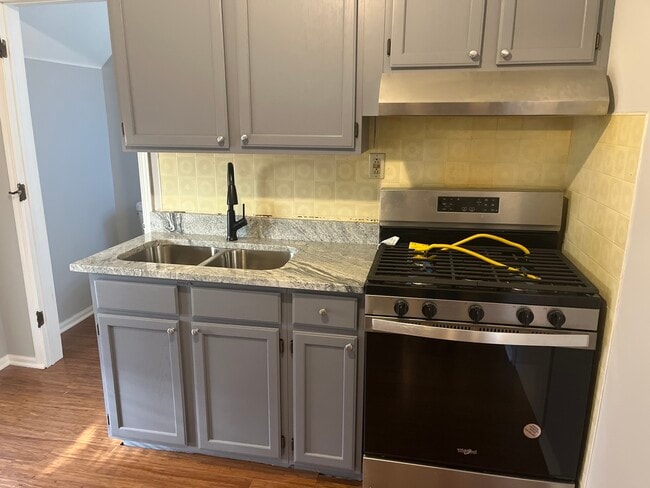 Building Photo - 305 N View St