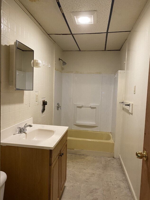 Bathroom w/ Tub - 9 Elizabeth St