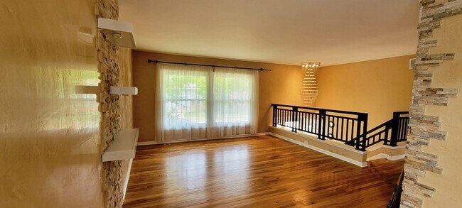 Building Photo - 1675 Kingsdale Rd