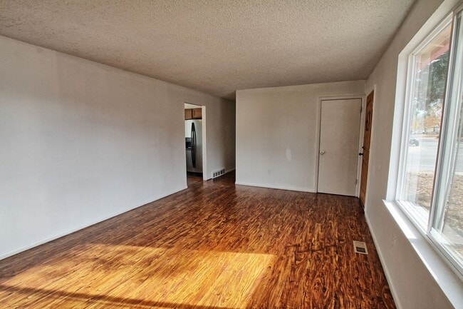 Building Photo - 3 bed 1 and 3/4 bath ranch home