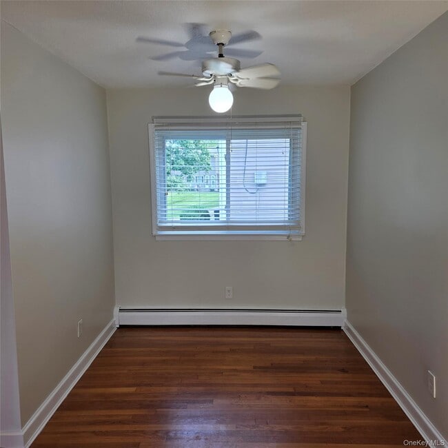 Building Photo - 3 Fishkill Glen Dr