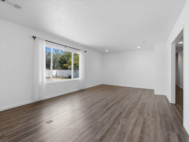 Foto del edificio - 4 Bedroom Home for Rent in Sanger | Sierra Views | 2,140± Sq. Ft. | Lawn Care Included