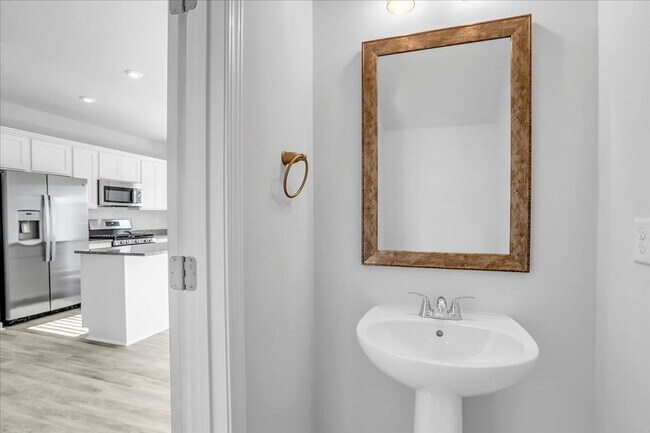 Foto del edificio - AVAILABLE NOW! Brand New 3-Bedroom Townhou...