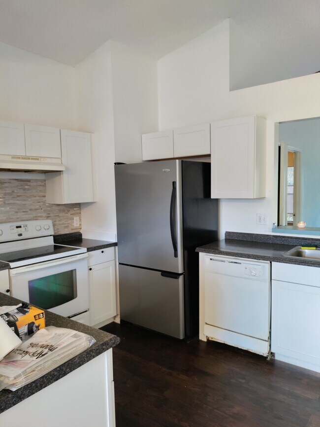 Building Photo - 2325 Donegan Plz
