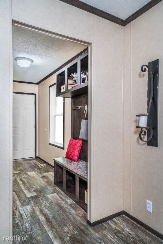 Building Photo - 20 Pineview Dr