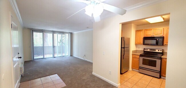 Building Photo - Great Condo 2 bed/ 1 bath with 2 parking a...