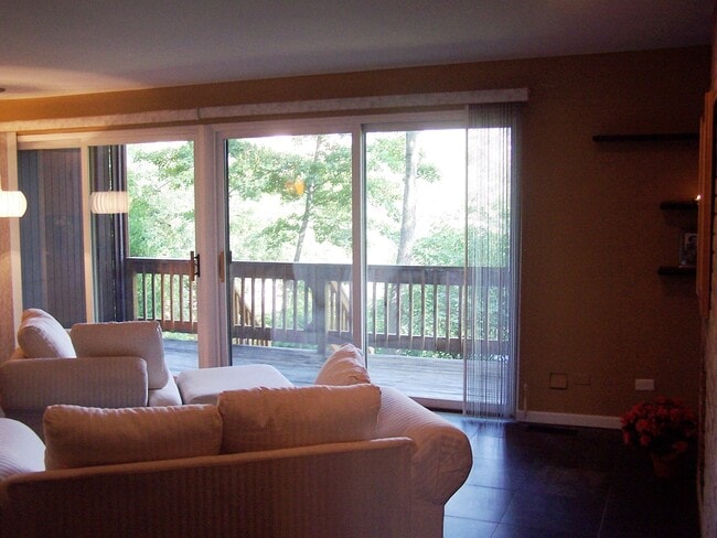 Building Photo - 5501 Lakeside Dr