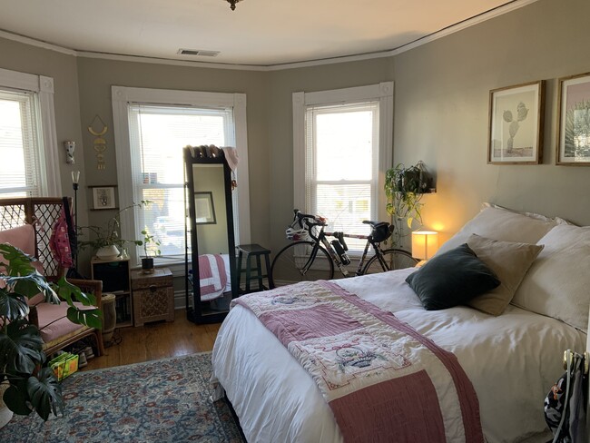 Spacious bedrooms - 185 Coral Ave