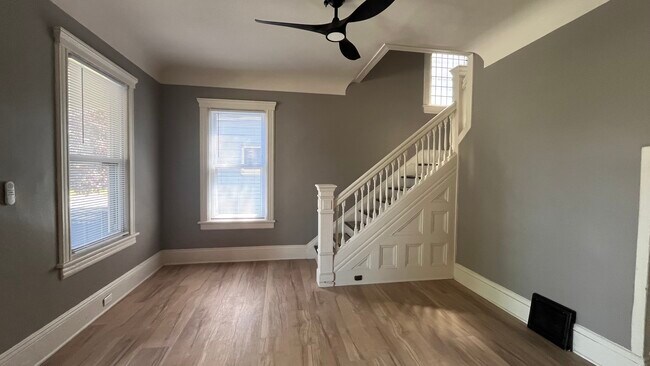 Vestíbulo con escaleras que conducen a los dormitorios. - 2366 E 85th St