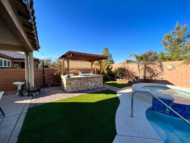 Foto del edificio - 1 Story 4Bed Pool Built in BBQ