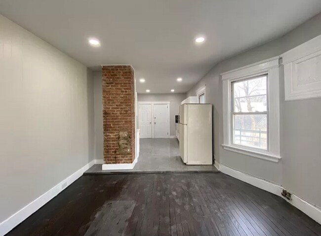 Building Photo - 39 Llewellyn Ave