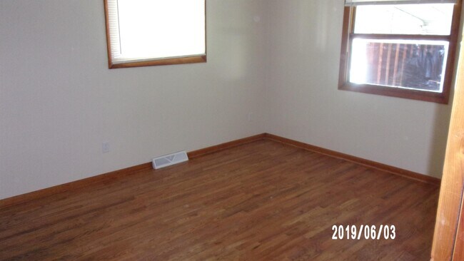Building Photo - 907 Curtis Ave