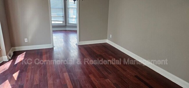 Building Photo - 608 NW Springwood Dr