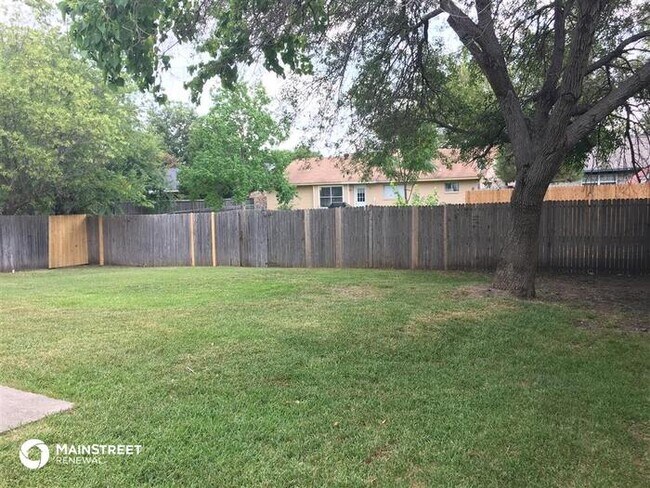 Building Photo - 1522 Roundrock Trail