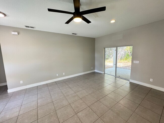 Foto del edificio - Beautiful 4 Bedroom, 2 Bathroom Home in Poinciana!!