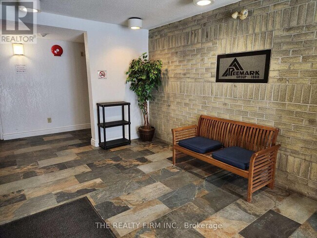 Photo du bâtiment - 735 Deveron Crescent