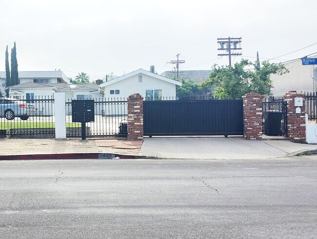 Foto del edificio - 7400 Radford Ave