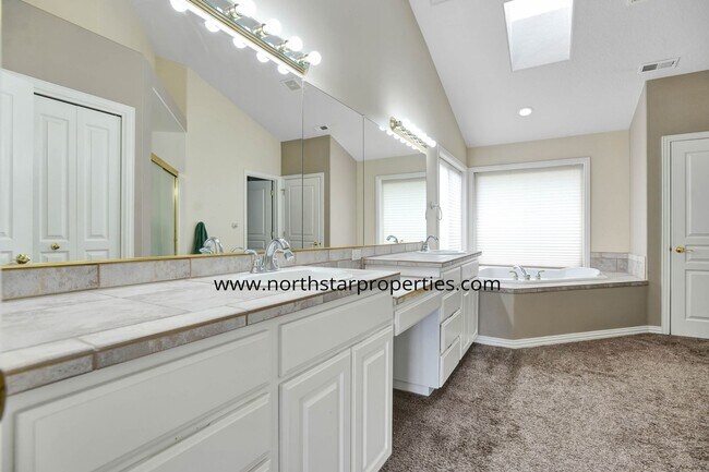 Building Photo - West Linn Traditional in Coveted Vista Rid...