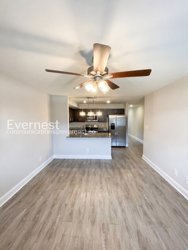 Building Photo - 3 Bed/3 Bath Townhome with Off-Street Parking / Pet-Friendly / Vouchers Accepted / Available Now!